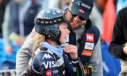 An der Seite von Aleksander Aamodt Kilde bricht Mikaela Shiffrin in Tränen aus. 