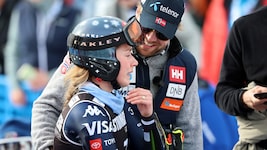 An der Seite von Aleksander Aamodt Kilde bricht Mikaela Shiffrin in Tränen aus. 