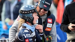 An der Seite von Aleksander Aamodt Kilde bricht Mikaela Shiffrin in Tränen aus. 