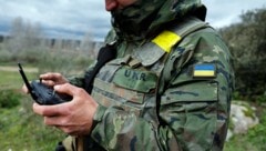 Ein ukrainischer Drohnenpilot während eines Trainings