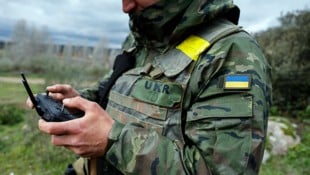 Ein ukrainischer Drohnenpilot während eines Trainings