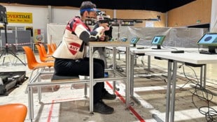 Der frühere Linkshänder Josef Pacher schießt nun mit rechts, war schon bei den Paralympics in ...