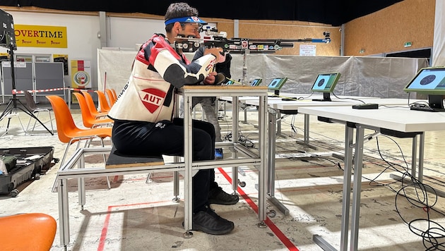 Der frühere Linkshänder Josef Pacher schießt nun mit rechts, war schon bei den Paralympics in ...