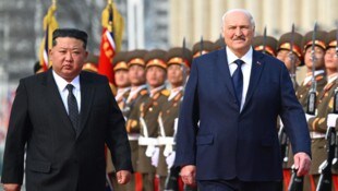 Von links: Nordkoreas Machthaber Kim Jong Un und der belarussische Präsident Alexander ...