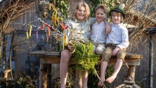 Sie sind für den Kirchgang am Sonntag gestellt: Lorenz, Xaver und Felix aus Lofer.