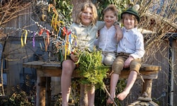 Sie sind für den Kirchgang am Sonntag gestellt: Lorenz, Xaver und Felix aus Lofer.