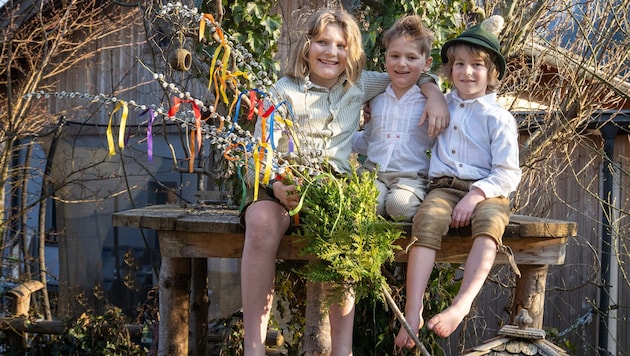 Sie sind für den Kirchgang am Sonntag gestellt: Lorenz, Xaver und Felix aus Lofer.