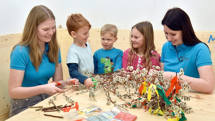 Fleißig: Chiara und Hannah von der Landjugend St. Michael mit Luca, Franz-Xaver und Elisa