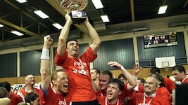 Janos Gyurka wurde von seinen Teamkollegen auf Händen getragen. Als Spielertrainer holte der ...