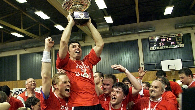 Janos Gyurka wurde von seinen Teamkollegen auf Händen getragen. Als Spielertrainer holte der ...