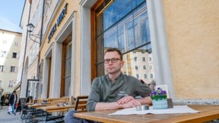 Klaus Hohensinn, muss seinen Gastgarten jeden Samstag räumen und hat deshalb satte ...