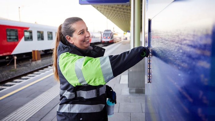 Sobald das Wetter es zulässt, werden österreichweit mehr als 1000 Bahnhöfe wieder auf Hochglanz ...