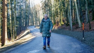 Ortschef Wolfgang Auer auf der sanierungsbedürftigen Alten Krisplerstraße.