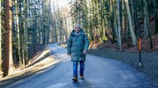 Ortschef Wolfgang Auer auf der sanierungsbedürftigen Alten Krisplerstraße.