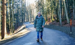 Ortschef Wolfgang Auer auf der sanierungsbedürftigen Alten Krisplerstraße.