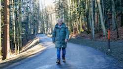 Ortschef Wolfgang Auer auf der sanierungsbedürftigen Alten Krisplerstraße.