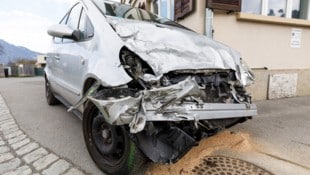 Beide Fahrzeuge wurden stark beschädigt, der Pkw dürfte wohl als Totalschaden eingestuft werden.