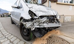 Beide Fahrzeuge wurden stark beschädigt, der Pkw dürfte wohl als Totalschaden eingestuft werden.