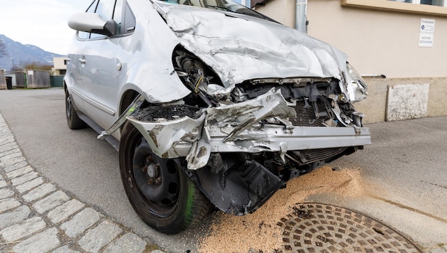 Beide Fahrzeuge wurden stark beschädigt, der Pkw dürfte wohl als Totalschaden eingestuft werden.