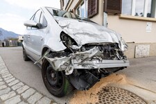 Beide Fahrzeuge wurden stark beschädigt, der Pkw dürfte wohl als Totalschaden eingestuft werden.