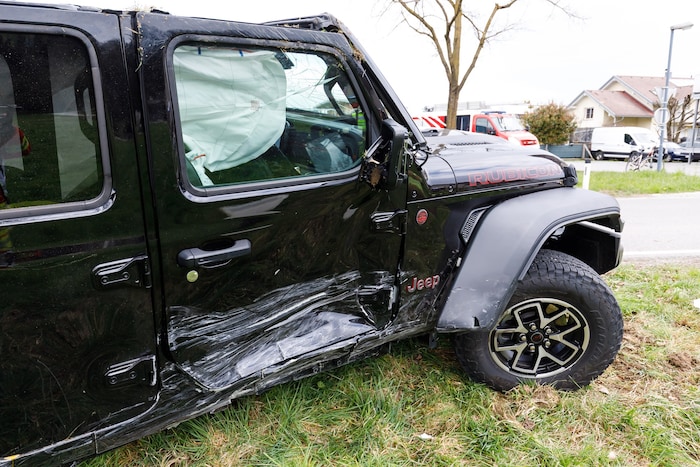 Auch der Jeep wurde erheblich in Mitleidenschaft gezogen.