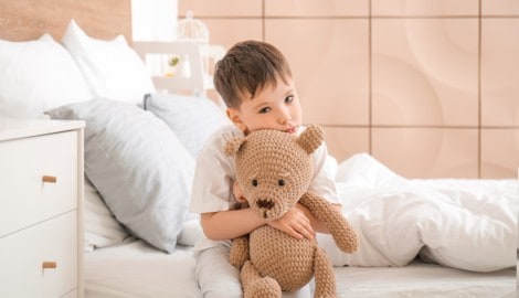 Auch Stress oder Ängste spielen oft eine Rolle, wenn Kinder nicht einschlafen können.