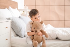 Auch Stress oder Ängste spielen oft eine Rolle, wenn Kinder nicht einschlafen können.