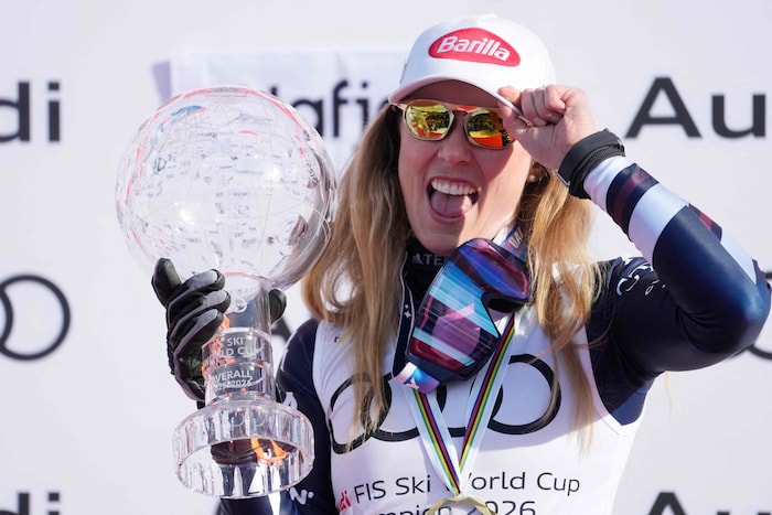 Mikaela Shiffrin mit der großen Kristallkugel.