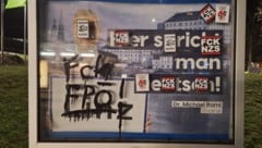 Nur einer der unzähligen, verunstalteten Schaukästen - wer den Freiheitlichen Hinweise zu den ...