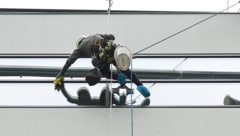 Betrüger zocken als Fassadenreiniger Hausbesitzer ab.