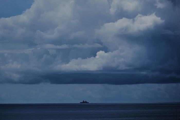 Von der Küste Zyperns aus ist ein Kriegsschiff zu sehen.