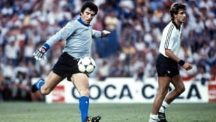 Torhüter Dino Zoff führte Italien 1982 mit 40 Jahren als Kapitän zum WM-Titel, ist bis heute der ...