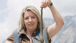 Helga Happ mit einer Otter, deren „Verwandte“ jüngst in Magdalensberg zugebissen haben dürfte.