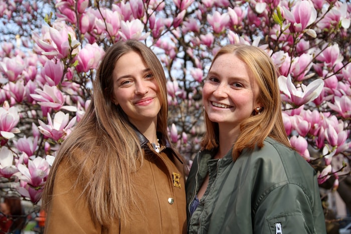Elisabeth und Madeleine erlebten am Mittwoch noch intakte Blüten am Makartplatz.
