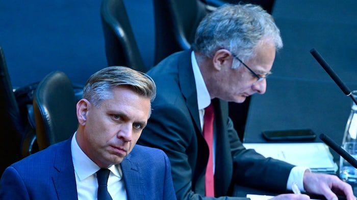 Wirtschafts- und Arbeitsminister Wolfgang Hattmannsdorfer (ÖVP) und Finanzminister Markus ...