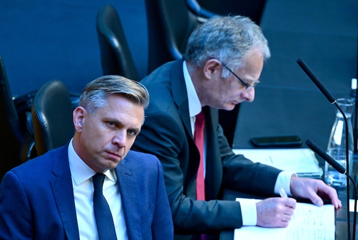 Wirtschafts- und Arbeitsminister Wolfgang Hattmannsdorfer (ÖVP) und Finanzminister Markus ...