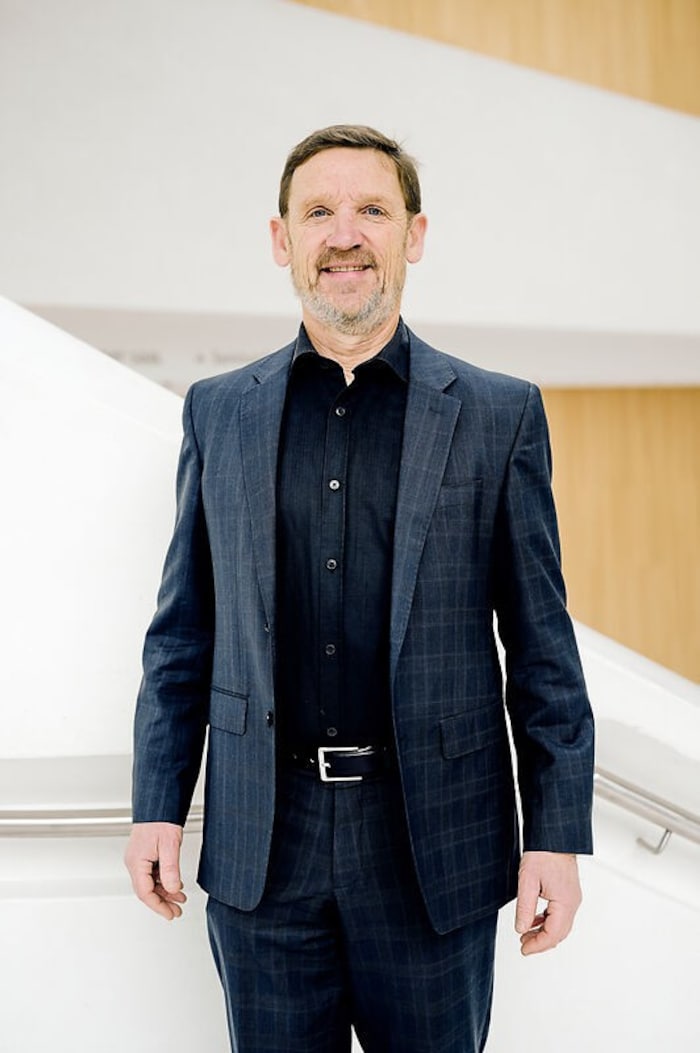 Dr. Jörg Maria Ortwein steht als Rektor der Stella Musikhochschule vor.