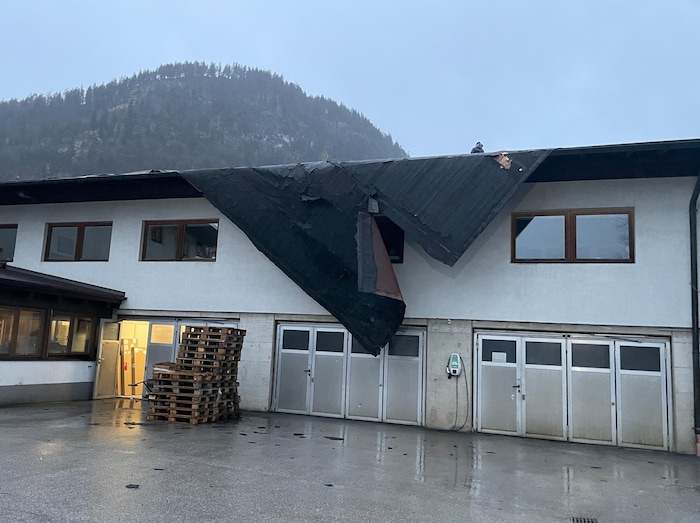 Der Wettersturz begann mit teils heftigen Sturmböen. In Kramsach wurde dieses Dach beschädigt.