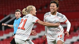 Die Torschützinnen Pernille Harder und Momoko Tanikawa.