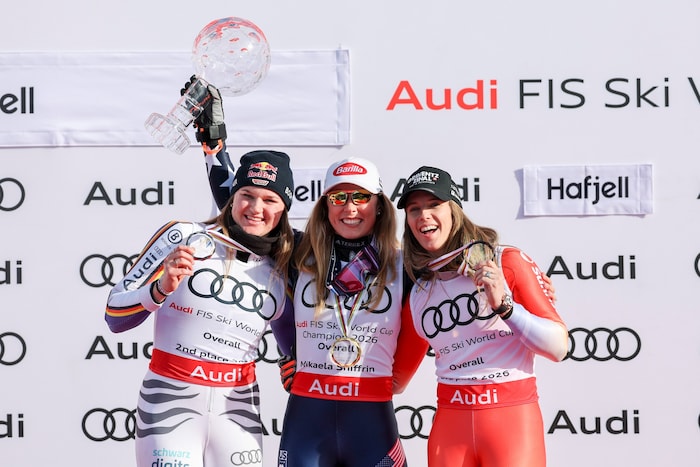 Mikaela Shiffrin (m.) gewann die große Kristallkugel vor Emma Aicher (l.) und Camille Rast (r.).