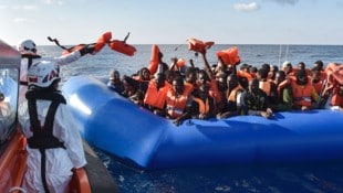 Hilfsorganisationen retten Migranten auf einem Schlauchboot im Mittelmeer.