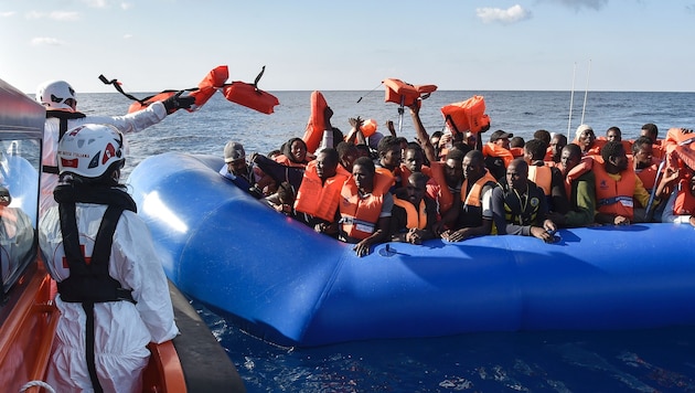 Hilfsorganisationen retten Migranten auf einem Schlauchboot im Mittelmeer.