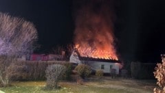 Ein Einfamilienhaus ging in Flammen auf. 