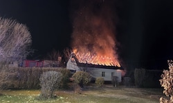 Ein Einfamilienhaus ging in Flammen auf. 