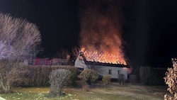 Ein Einfamilienhaus ging in Flammen auf. 