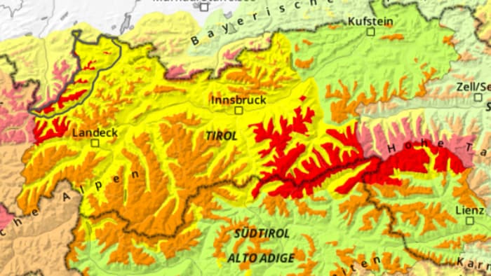 Avalanche warning level 4 (red) is in effect in many regions.