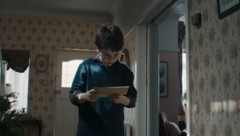 Harry Potter staunt über eine Brief aus Hogwarts.