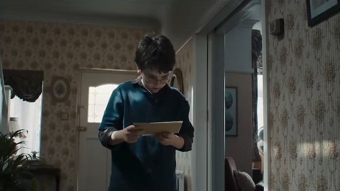 Harry Potter staunt über eine Brief aus Hogwarts.