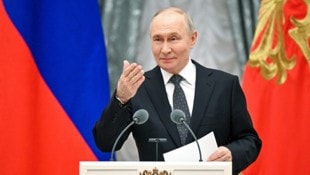 Unter Wladimir Putin wurde Russland von der Wahlautokratie seit dem Ukraine-Krieg in die ...
