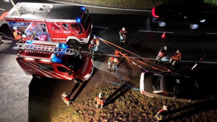 Rettungsaktion für den Wagen.